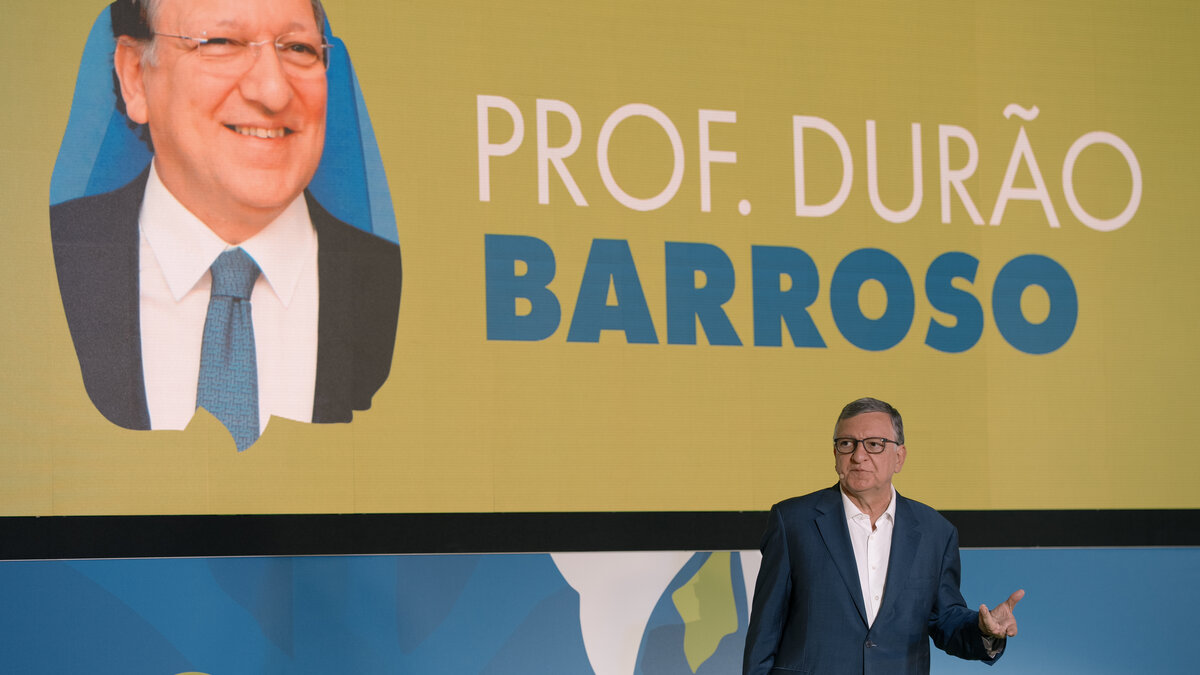 Prof. José Manuel Durão Barroso no palco dos Directors' Days da Actemium com ecrã de apresentação, Lisboa