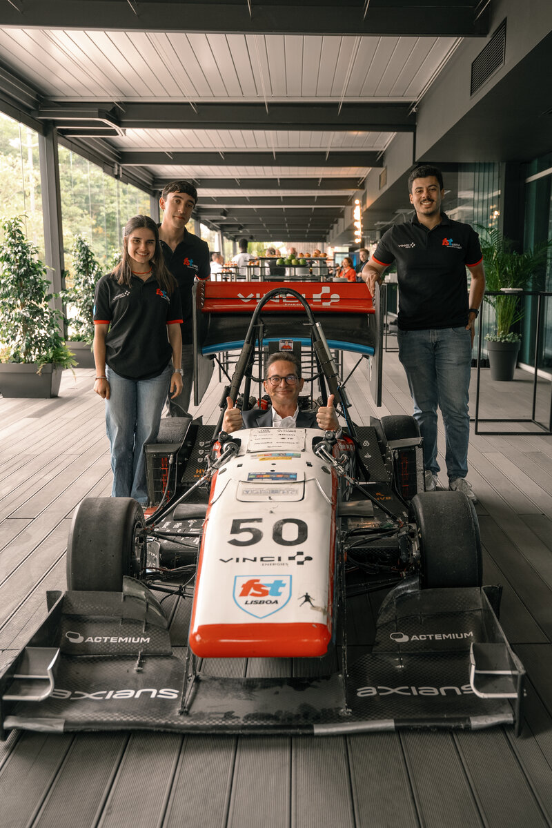 Carro de competição do projeto FST Lisboa (Formula Student IST) exposto nos Directors' Days da Actemium, com equipa e convidado no cockpit, Lisboa