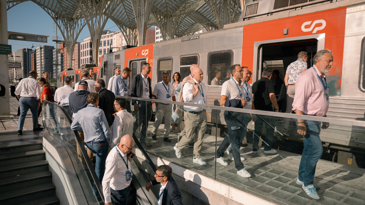 Participantes dos Directors' Days da Actemium a sair do comboio CP na Estação do Oriente, Lisboa