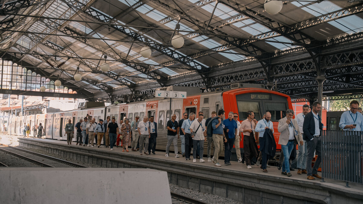 Participantes dos Directors' Days da Actemium no cais da estação SUD Lisboa, comboio CP ao fundo