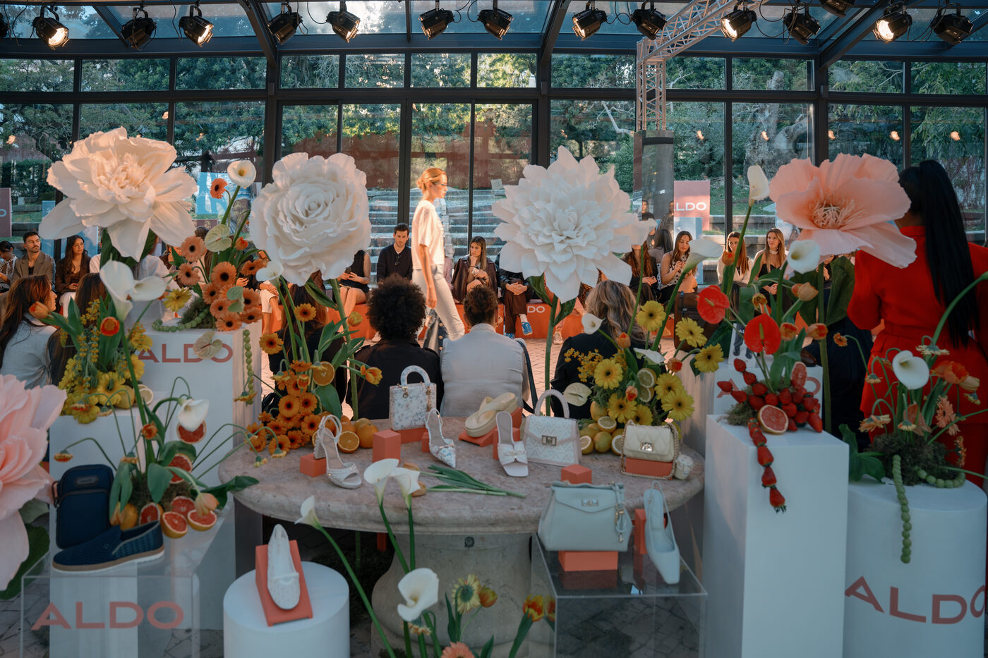Cenografia de produto no fashion show ALDO SS26 no Vandelli Botanical Garden