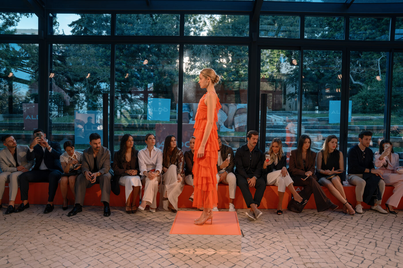 Look laranja na passerelle do desfile ALDO SS26 em Lisboa