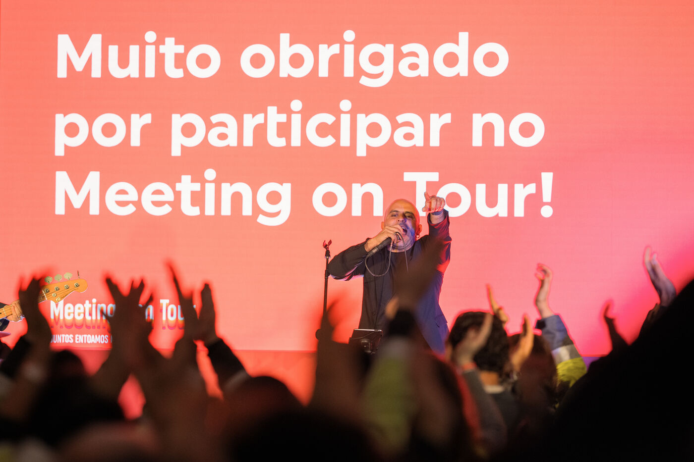 Musician performing for the audience at the Coca-Cola event in Azeitão