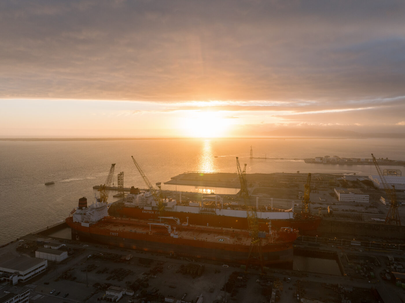 Pôr do sol sobre o estaleiro de reparação naval de Setúbal, rio Sado, fotografia aérea