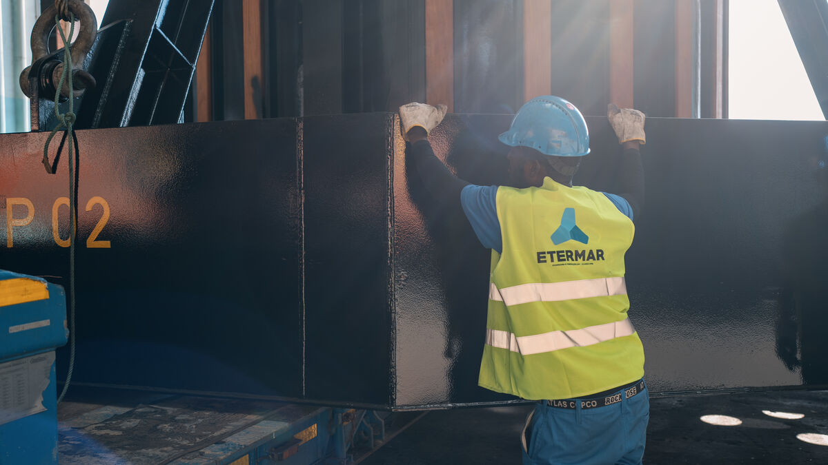 Etermar Engenharia team in protective gear at the metalwork shop in Setúbal