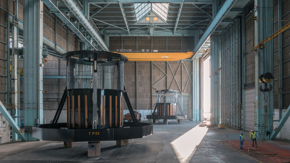 Steel structure in the Etermar workshop with a worker in the background for scale