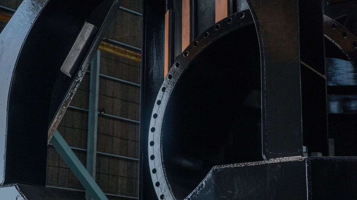 Etermar worker beside a large steel plate in the workshop, Setúbal