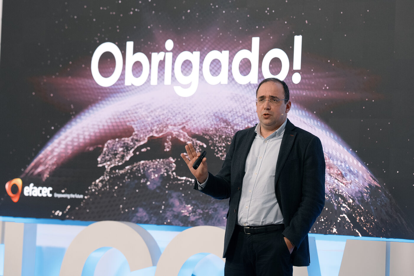 Speaker thanking the audience at the EVOLVE Summit closing, Porto