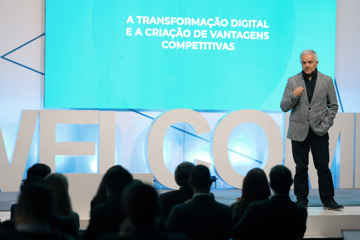 Speaker presenting on digital transformation at the EVOLVE Summit, Porto