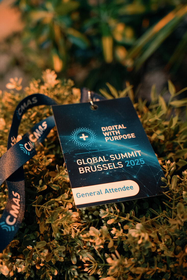 Detalhe do crachá de participante do Digital with Purpose Global Summit Brussels 2025