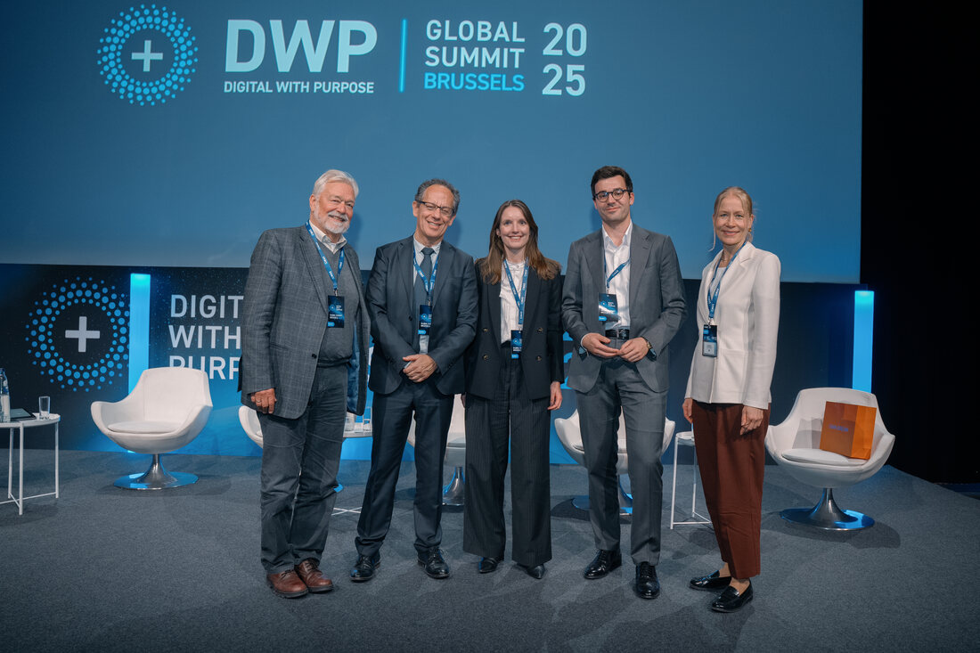 Fotografia de grupo no palco do Digital with Purpose Global Summit Brussels 2025 do GeSI