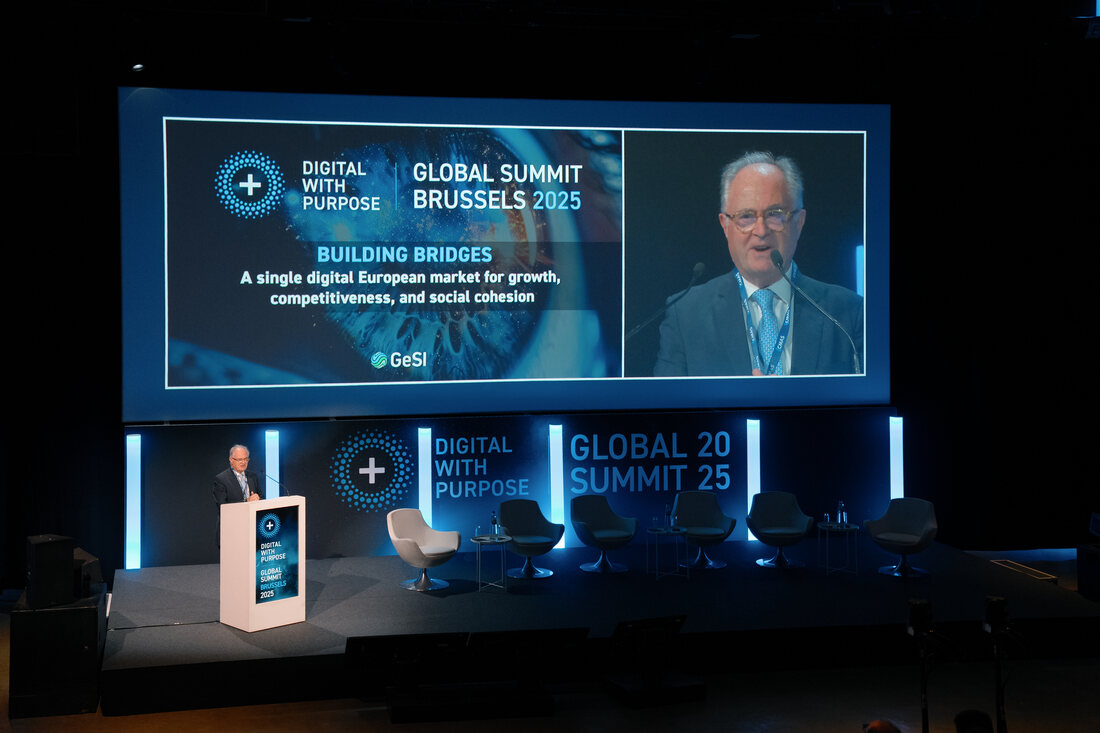 Orador em keynote no palco do Digital with Purpose Global Summit Brussels 2025 do GeSI, com o ecrã ao fundo