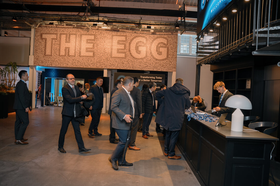 Entrada e credenciação dos participantes junto ao letreiro The Egg no Digital with Purpose Summit, Bruxelas
