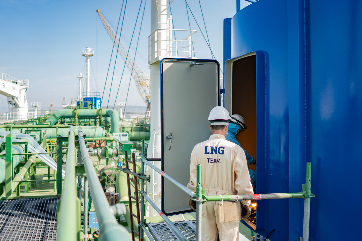 Lisnave team with the client on the deck of the LNG carrier during the ship repair