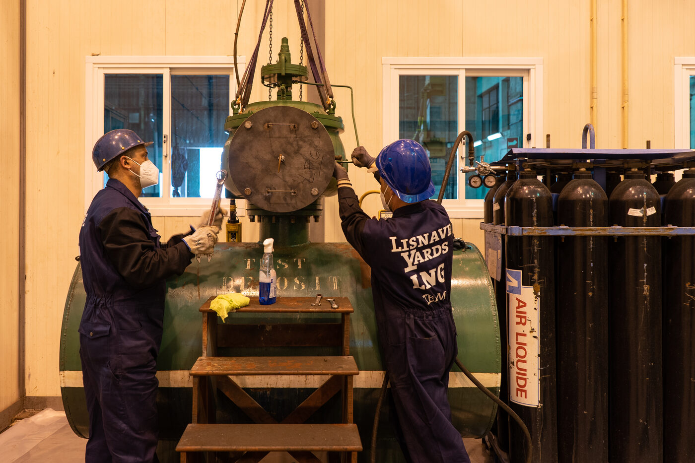 Lisnave technicians repairing a valve in the shipyard's specialised workshop in Setúbal