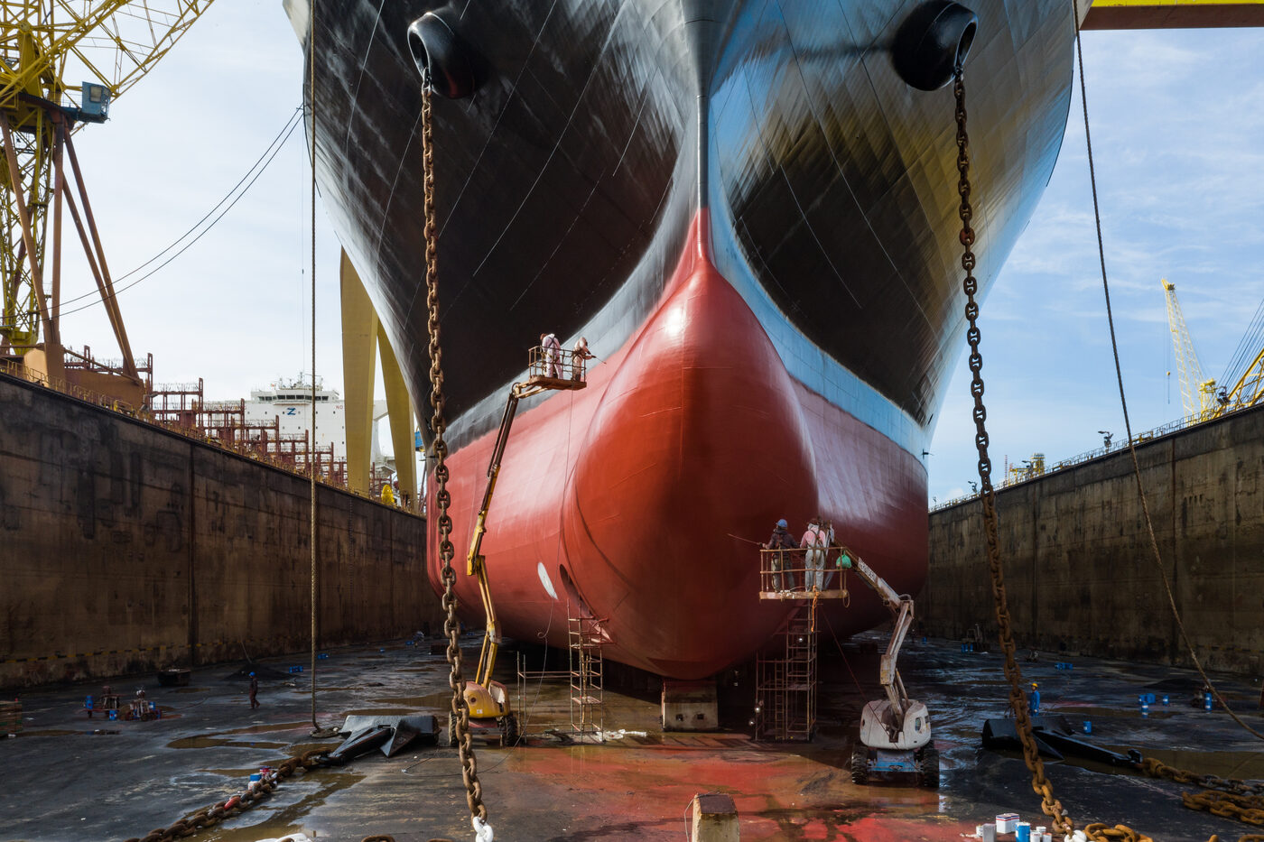 Painting the bow and bulbous bow of the LNG carrier in the Lisnave dry dock, industrial scale