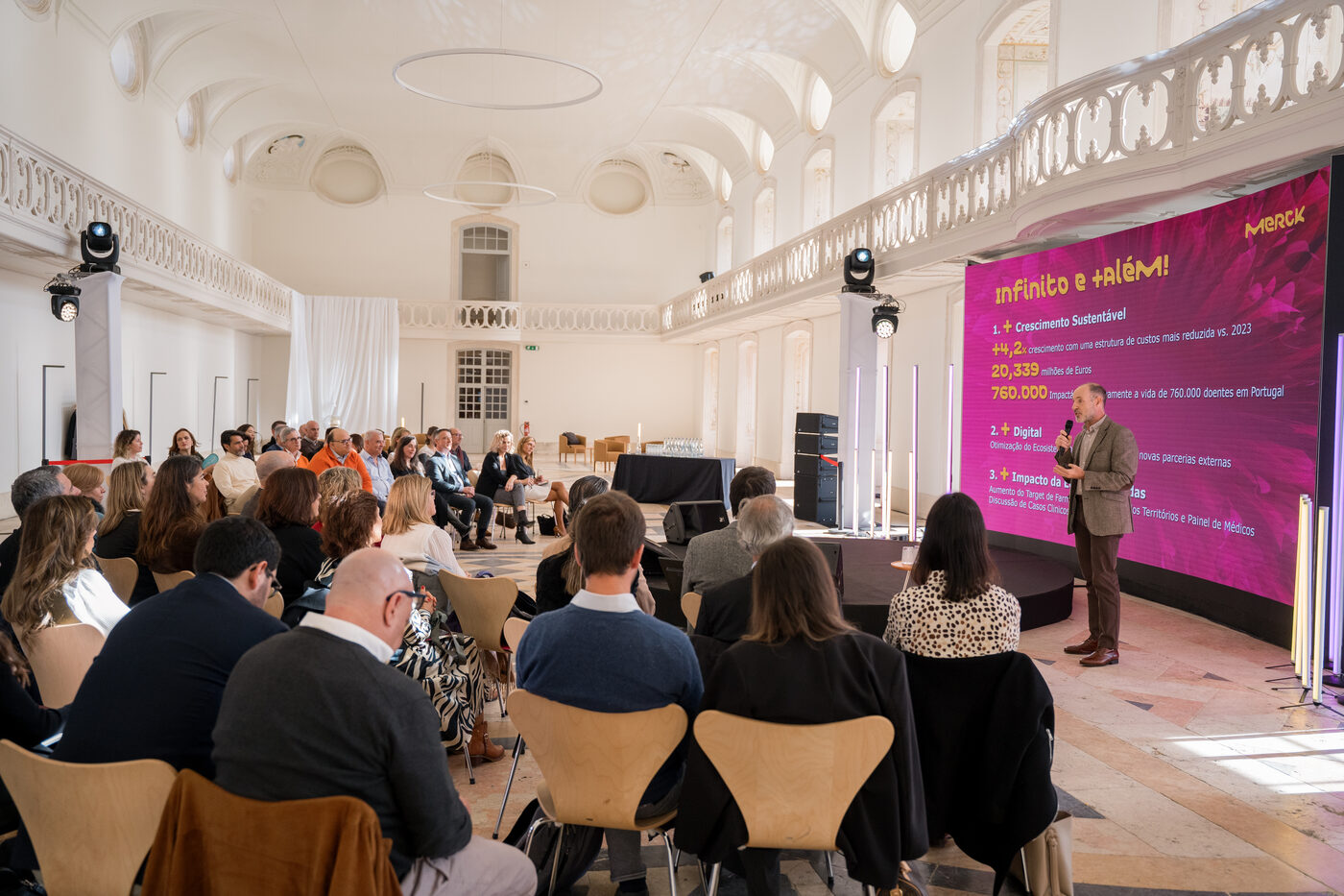 Momento descontraído entre participantes na convenção da Merck Portugal