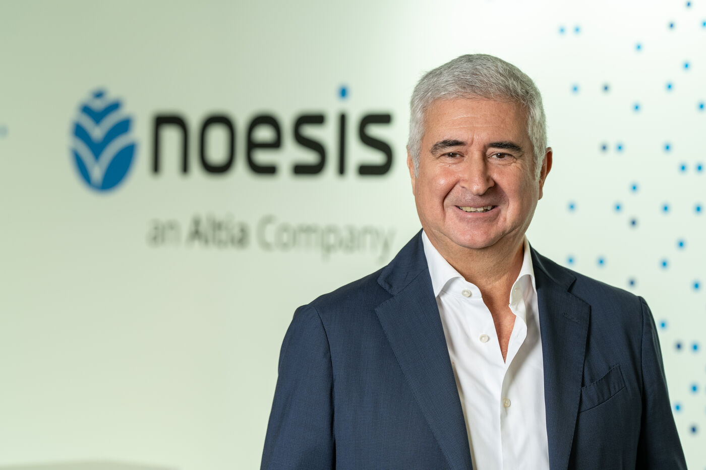 Administrador da Noesis em retrato corporativo junto à marca da empresa