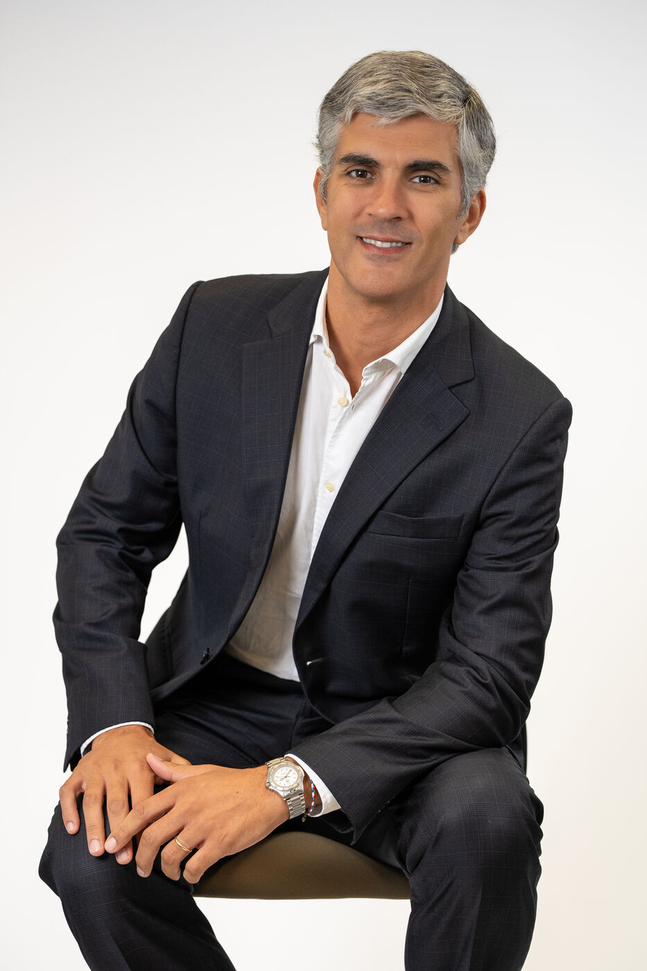 Retrato corporativo de profissional de fato, fotografia de estúdio para a Noesis