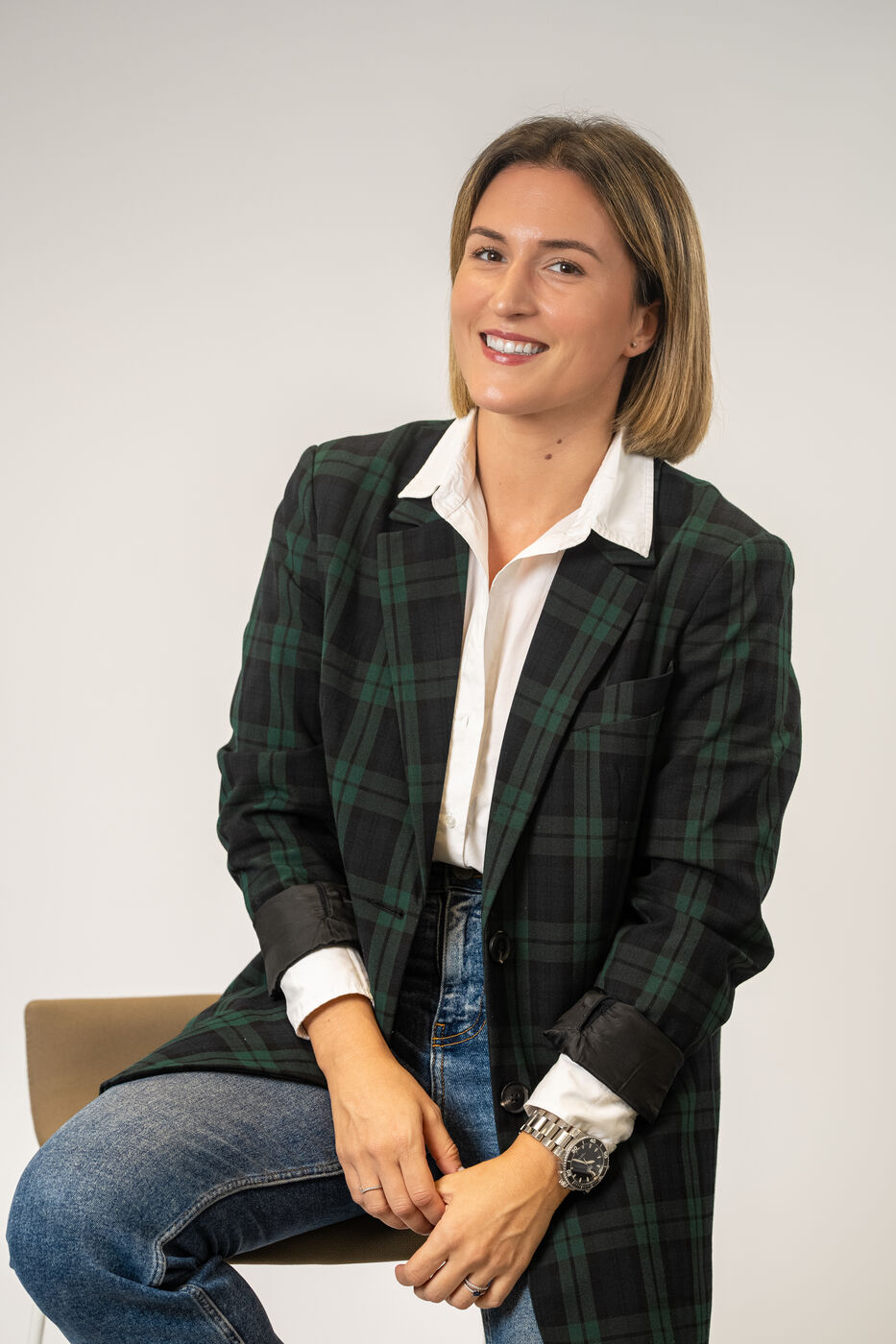 Retrato corporativo de colaborador da Noesis com camisa de padrão xadrez