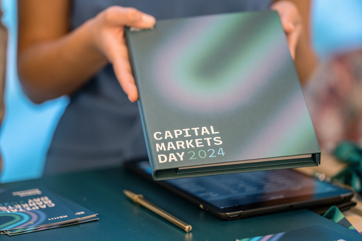 Capital Markets Day dossier on the table, REN financial communication