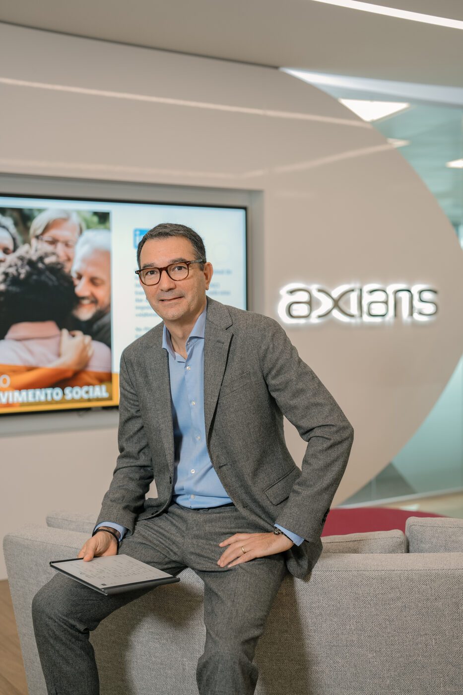 Retrato corporativo de profissional sentado no escritório, fotografia para site de empresa e LinkedIn