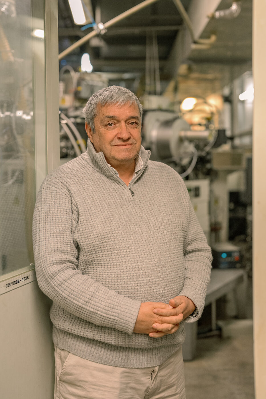 Retrato corporativo de profissional em ambiente industrial de fábrica, fotografia no local de trabalho