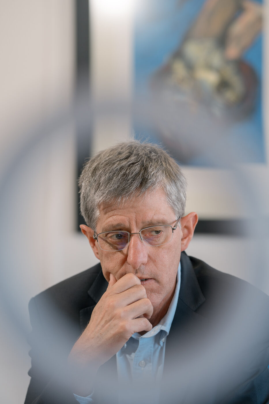 Retrato corporativo de homem pensativo, fotografia profissional atmosférica