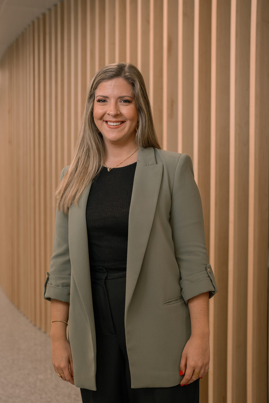Retrato corporativo de mulher junto a parede de ripado de madeira, fotografia profissional em Lisboa