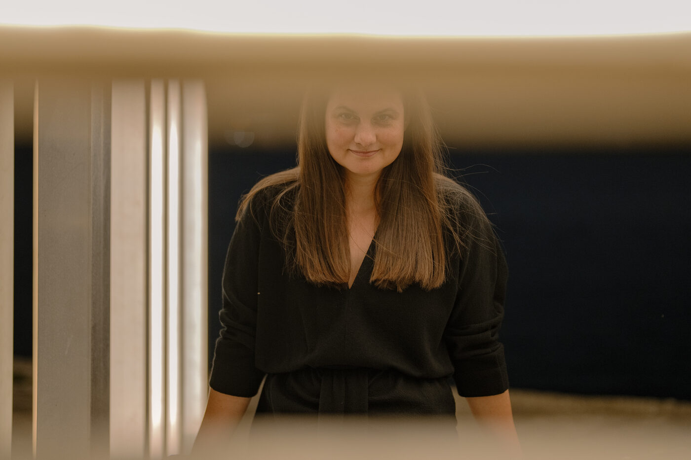 Retrato corporativo de mulher com reflexos de vidro, fotografia profissional atmosférica em Lisboa