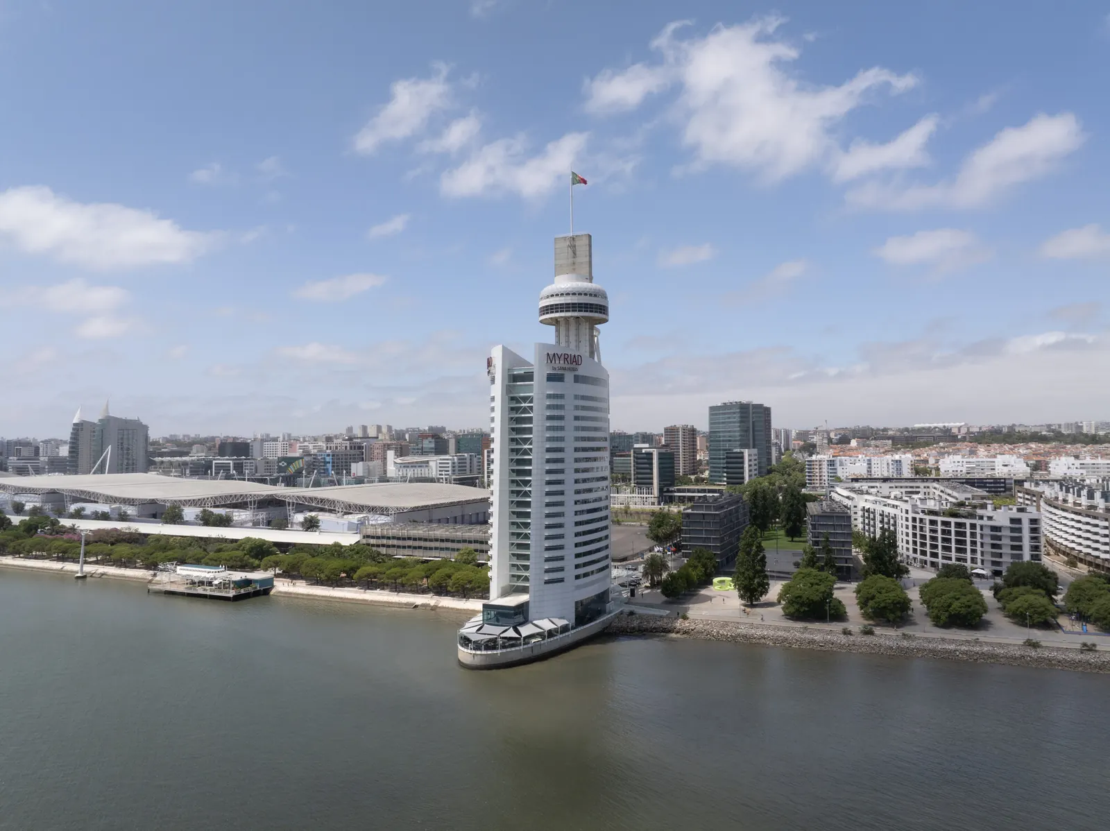 Vista aérea de drone do hotel e da frente ribeirinha do Parque das Nações, em Lisboa