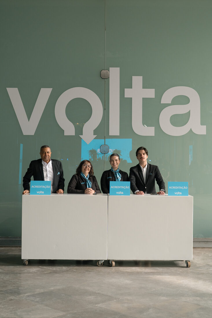 Balcão de acreditação com equipa no evento de lançamento do sistema Volta, Estufa Fria, Lisboa