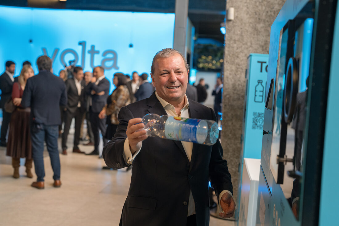 Convidado a depositar uma garrafa numa máquina Volta na cerimónia de lançamento, Estufa Fria, Lisboa