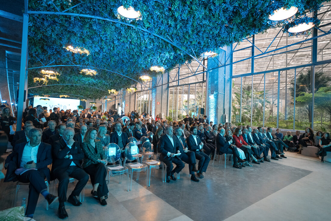 Photographing a sustainability event with institutional and media weight